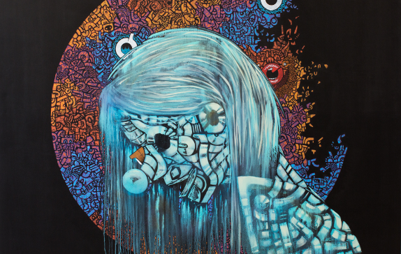 Gemälde von Leo Namislow: Figur mit blauer Hautstruktur vor farbig gemustertem Kreis auf schwarzem Grund