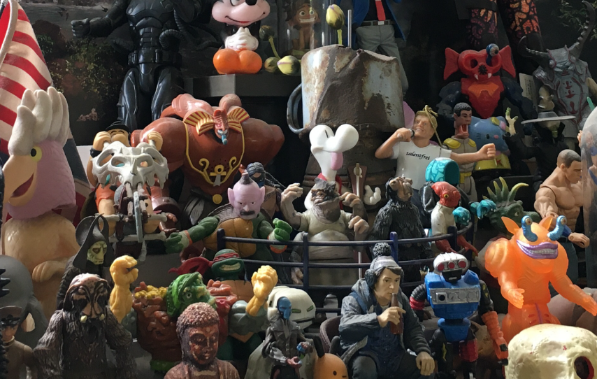 Farbenfrohes Gemälde von Leo Namislow mit typografischen und figürlichen Elementen