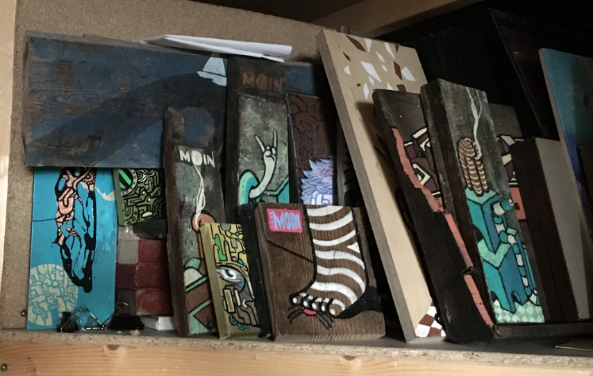 Abstrakte Malerei von Leo Namislow in Pastelltönen mit Figuren und Händen