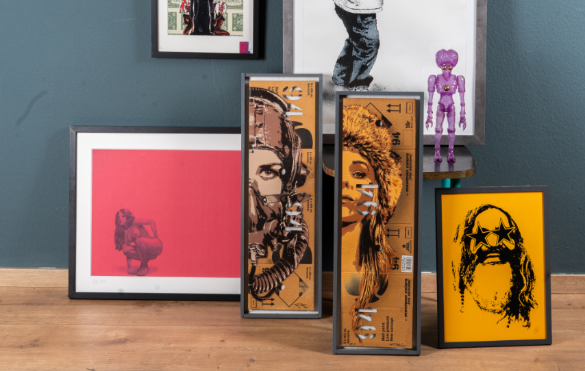 Abstrakte Malerei von Leo Namislow in Pastelltönen mit Figuren und Händen