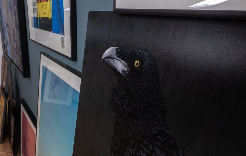 Bunte, abstrakte Malerei von Leo Namislow mit organischen Formen auf blauem Grund