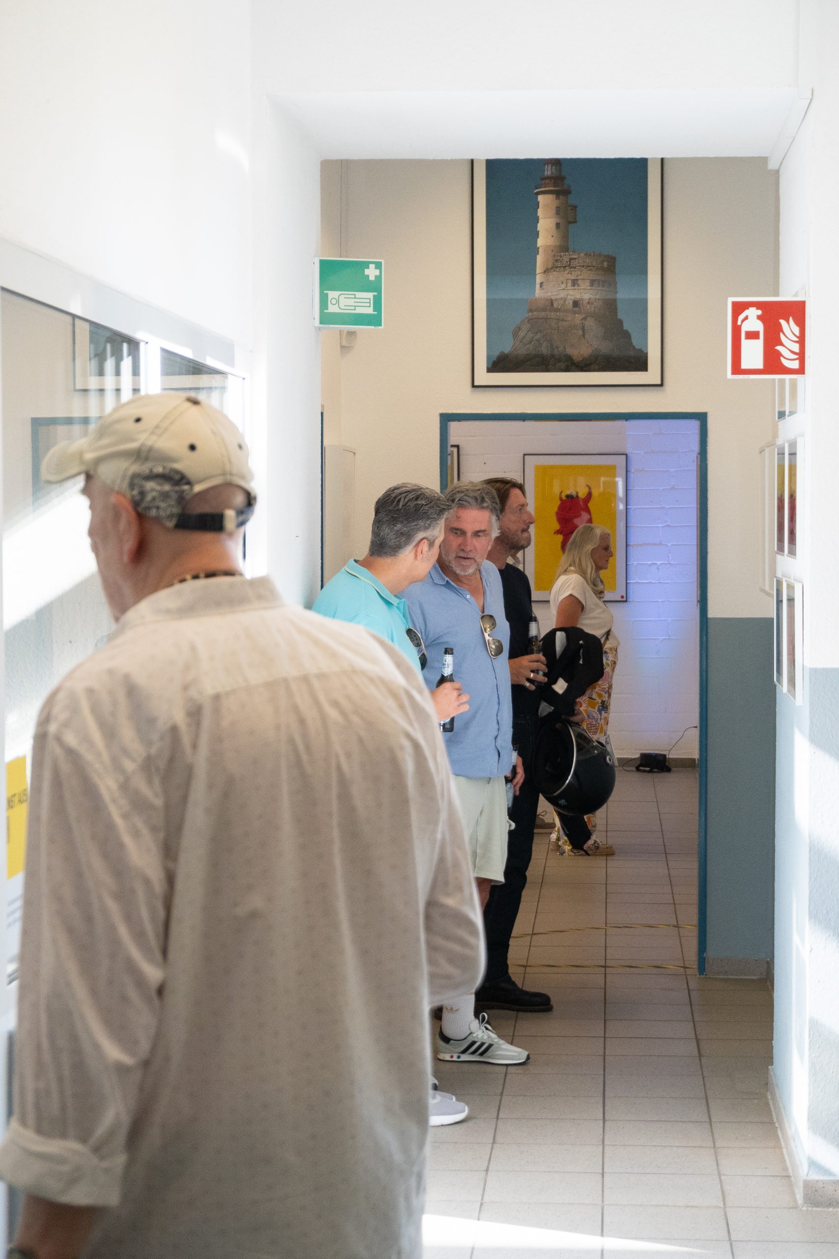 Bunte, abstrakte Malerei von Leo Namislow mit organischen Formen auf blauem Grund