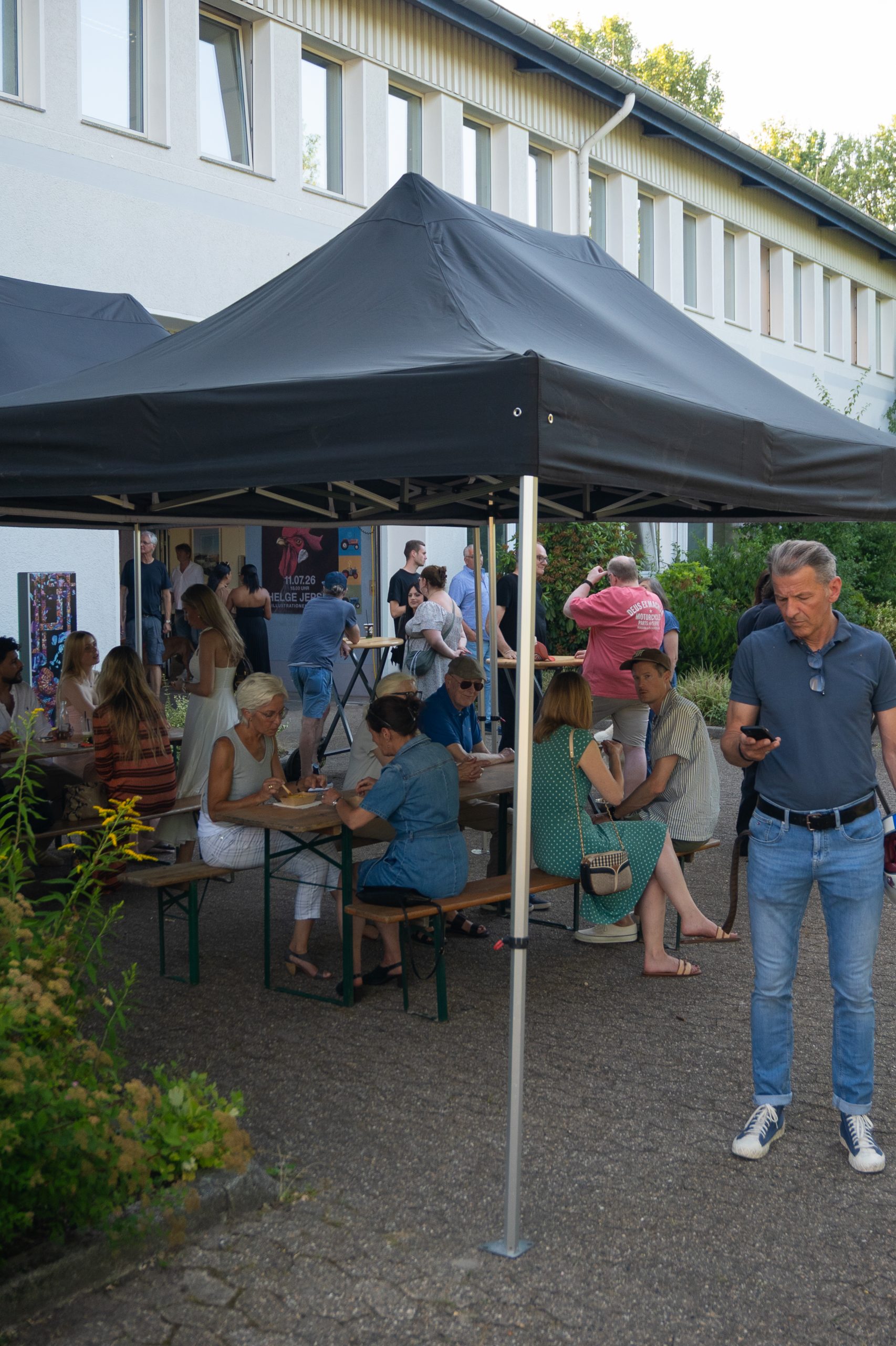 Farbenfrohes Gemälde von Leo Namislow mit typografischen und figürlichen Elementen