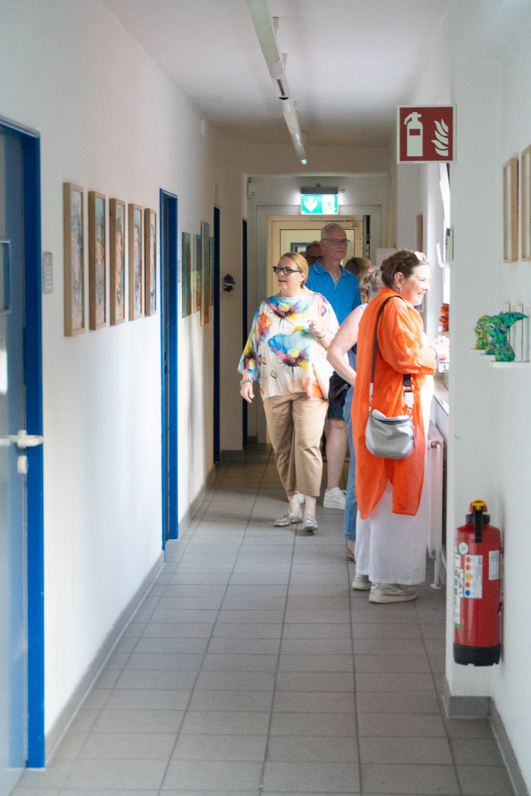 Farbenfrohes Gemälde von Leo Namislow mit typografischen und figürlichen Elementen
